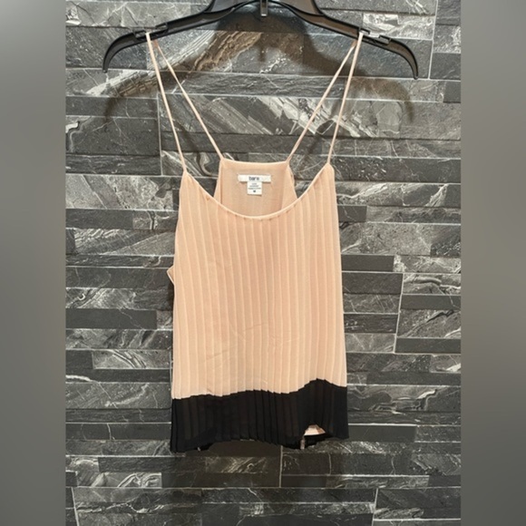 Pleated Cropped Tank Top - Picture 4 of 4